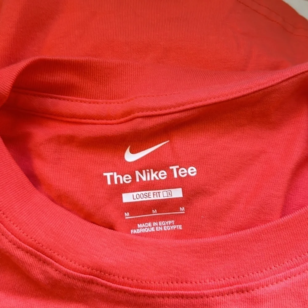 Nike Graphic Tee NWOT Nike tee LOOSE FIT